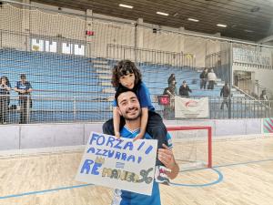 Giorgio Maniero con una piccola fan sulle spalle